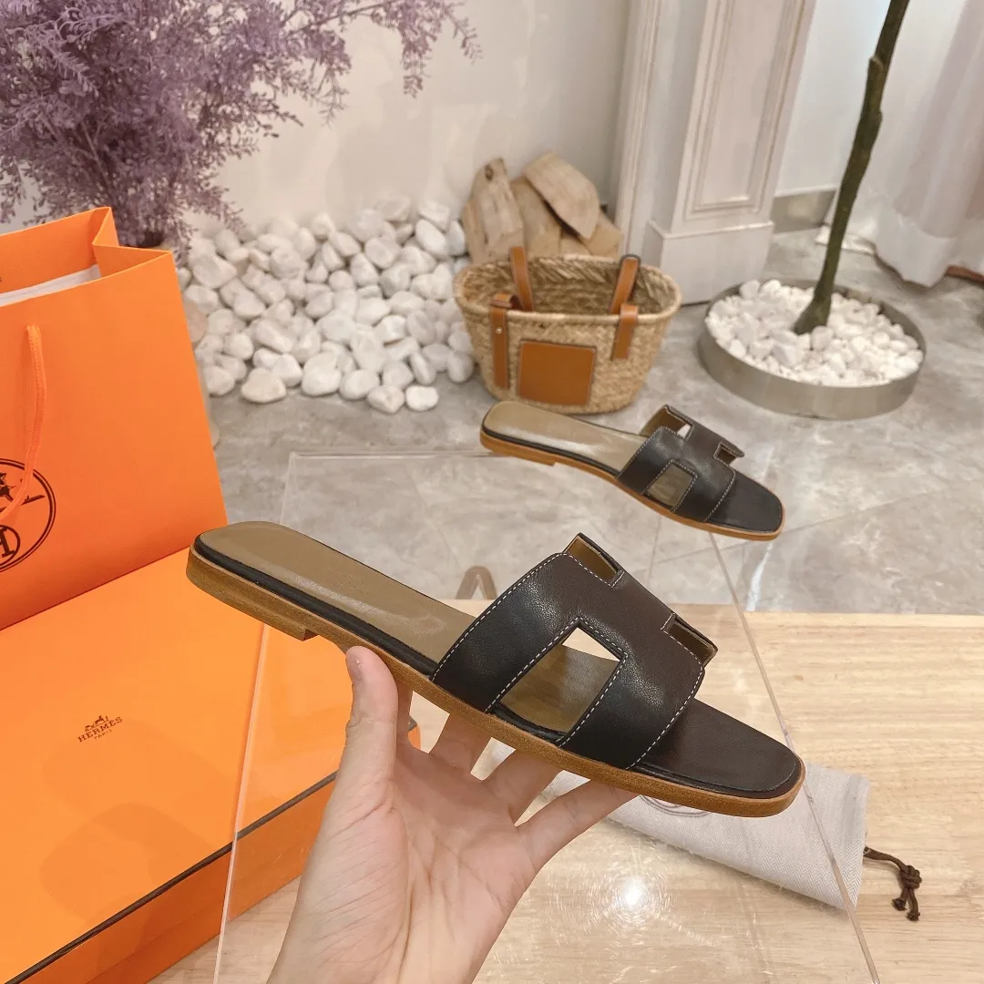 👟👟Ex-factory price 300👟👟 Genuine leather sole +40 🦄Hermès "Flat Cow Pattern" has added new color sandals, "Year-round Shipping" in classic colors... It is a must-have item in your wardrobe, and it is magically versatile in this summer! This model fully demonstrates the classic Hermès style "Flat Cow Pattern". Classic calfskin material ~ imported sheepskin. Lining 🐎Size: 34~42. Heel height ② type: low heel 1.5cm. Medium heel 4.5cm. Genuine leather sole +40 rubber sole.